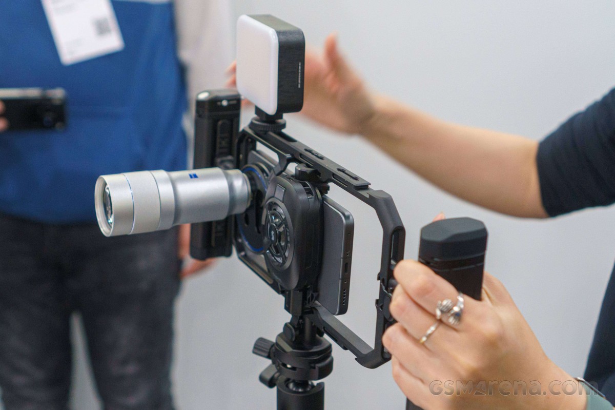 vivo X300 Ultra 400mm and 200mm teleconverter lenses, video cage 