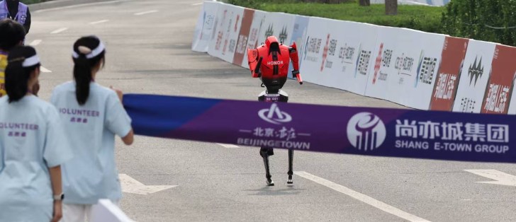 Honor robot yarı maratonu kazandı