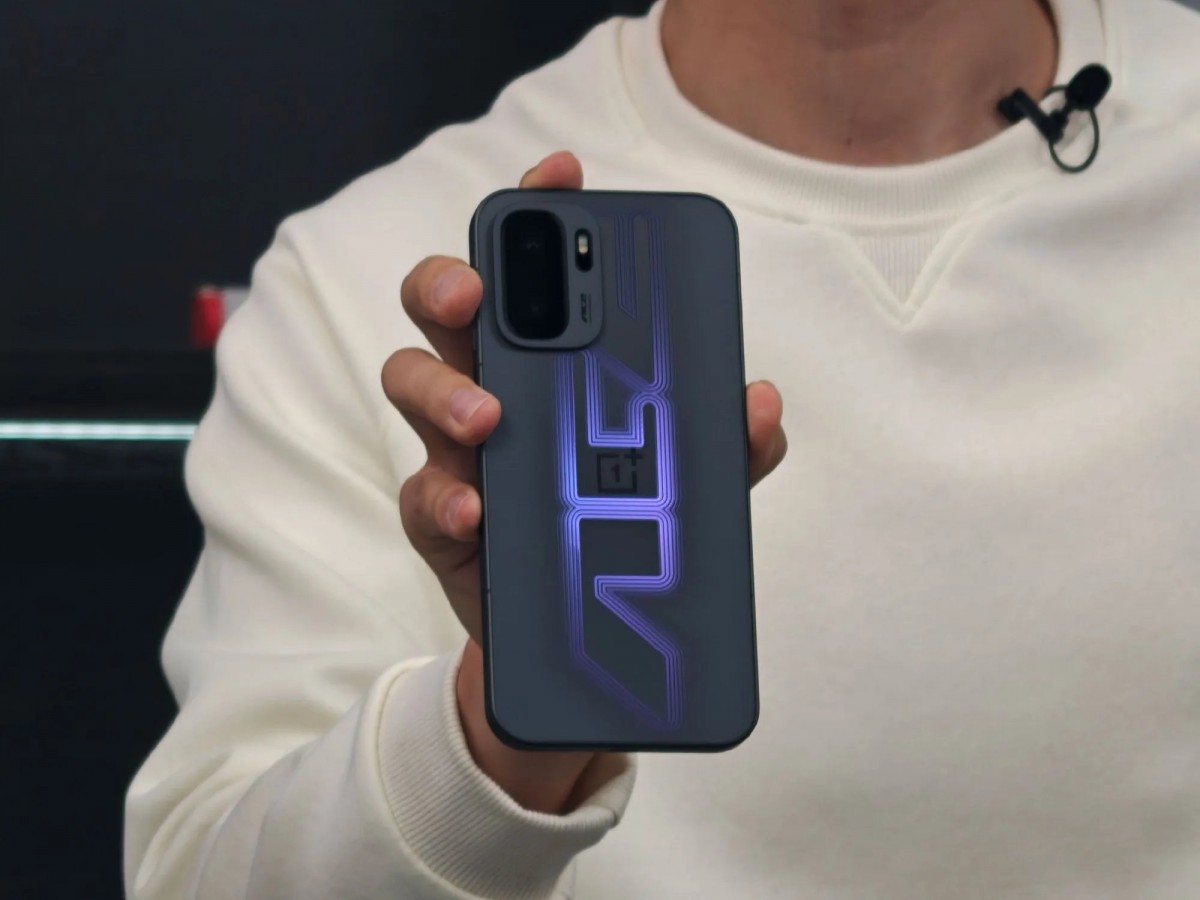 OnePlus Ace 6 Ultra ön tasarımı