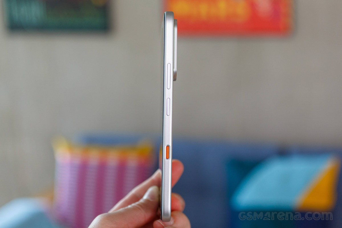 Infinix Hot 70 arka panel