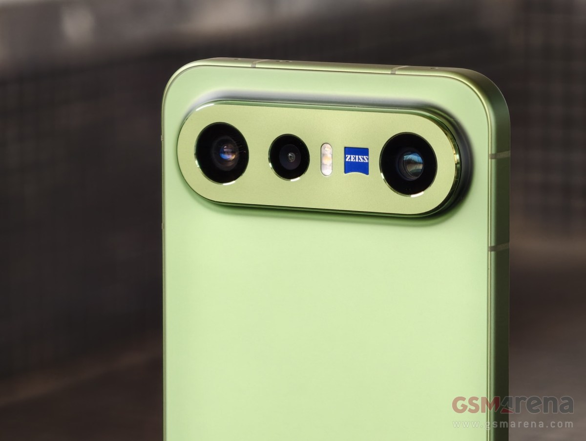 vivo X300 FE India-exclusive Urban Olive hands-on - GSMArena.com news