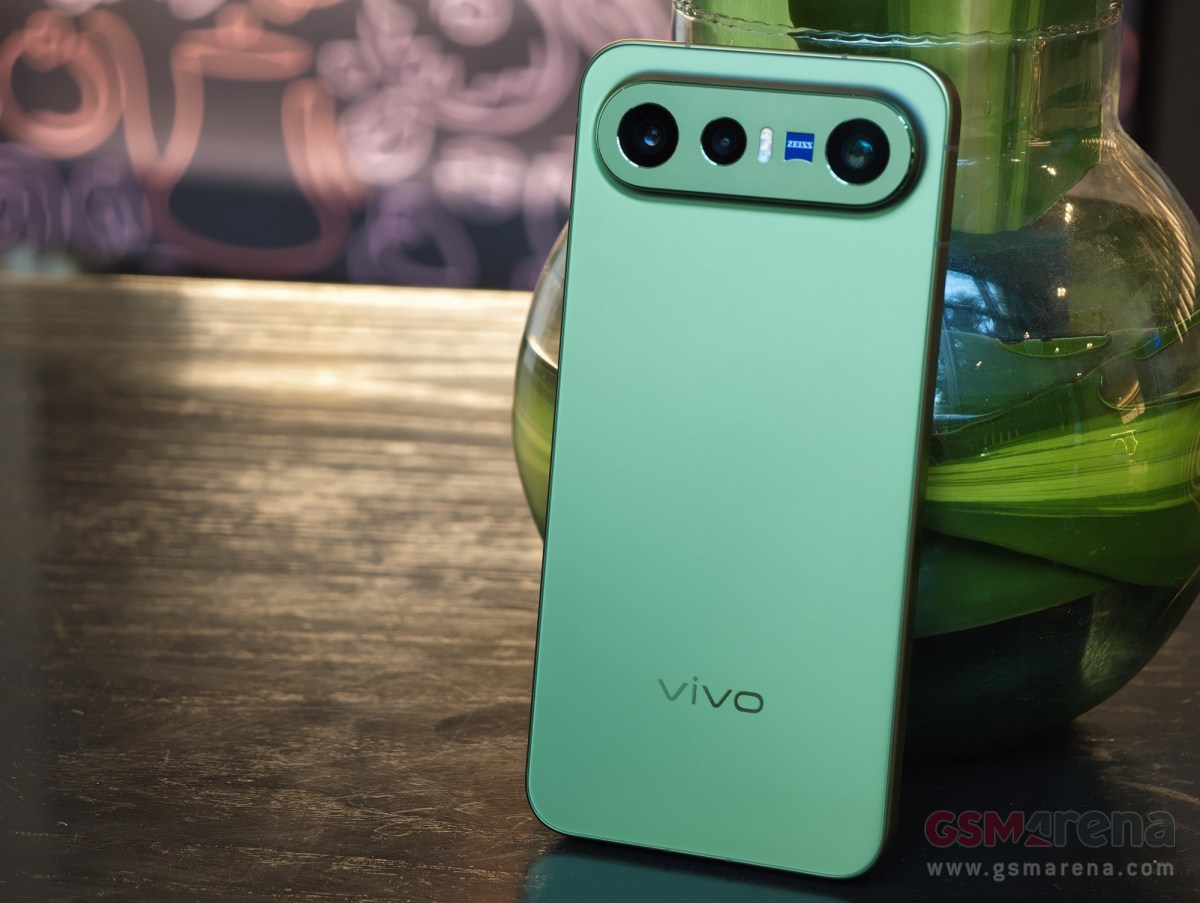 vivo X300 FE グリーン 12/512 インド向けグローバル版 vivo X300 FE India-exclusive Urban Olive hands-on - GSMArena.com news