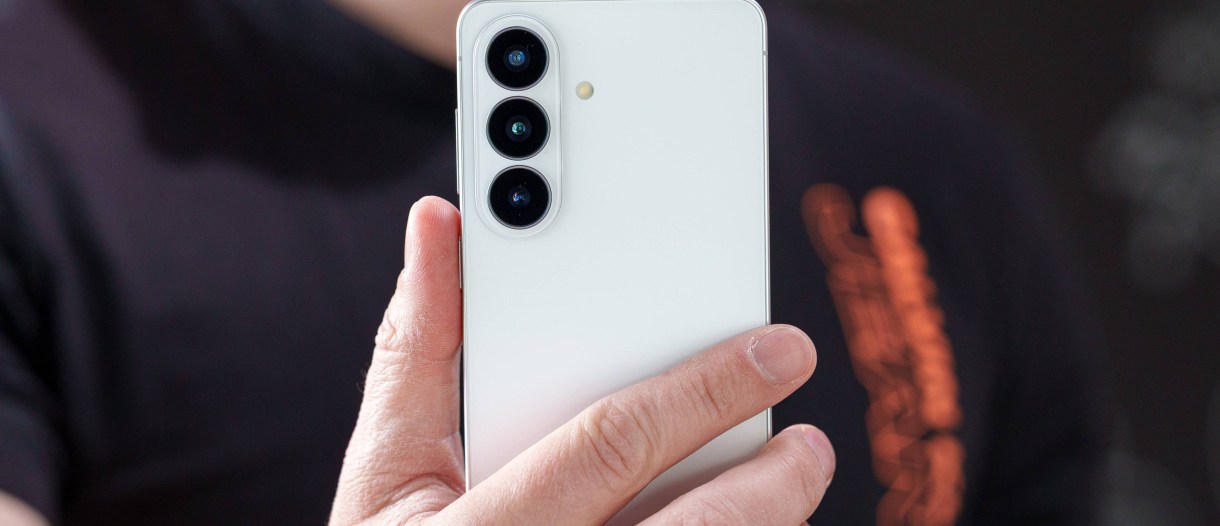 Leaked screenshots show early build of Samsung One UI 9.5 with drop shadows, frosted elements, and AI-powered dialer search; likely for Galaxy S27