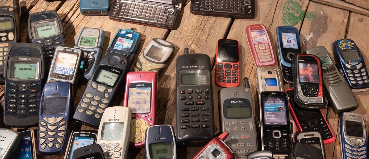 GSMArena's weekly poll asks if you use a feature phone; Gen Z's flip phone trend targets digital addiction from smartphones
