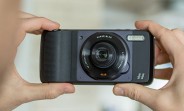Hasselblad True Zoom Moto Mod hands-on