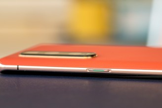 Power button with a green accent on the right - Oppo Find X2 Pro review