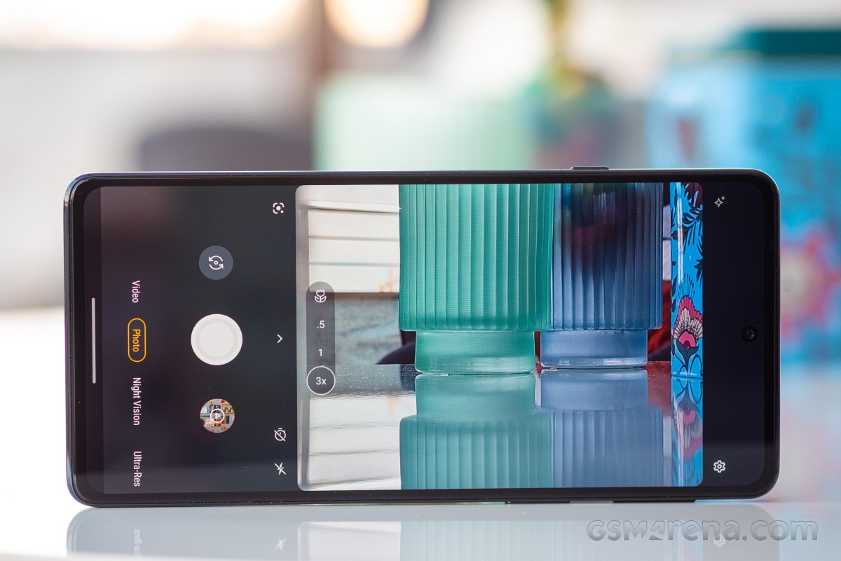 Motorola edge 20 5G トリプルカメラ The Motorola Edge 20 will have a flat display and an updated