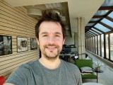 Selfie samples, main camera, 4MP - f/2.2, ISO 100, 1/160s - Motorola Moto G100 review