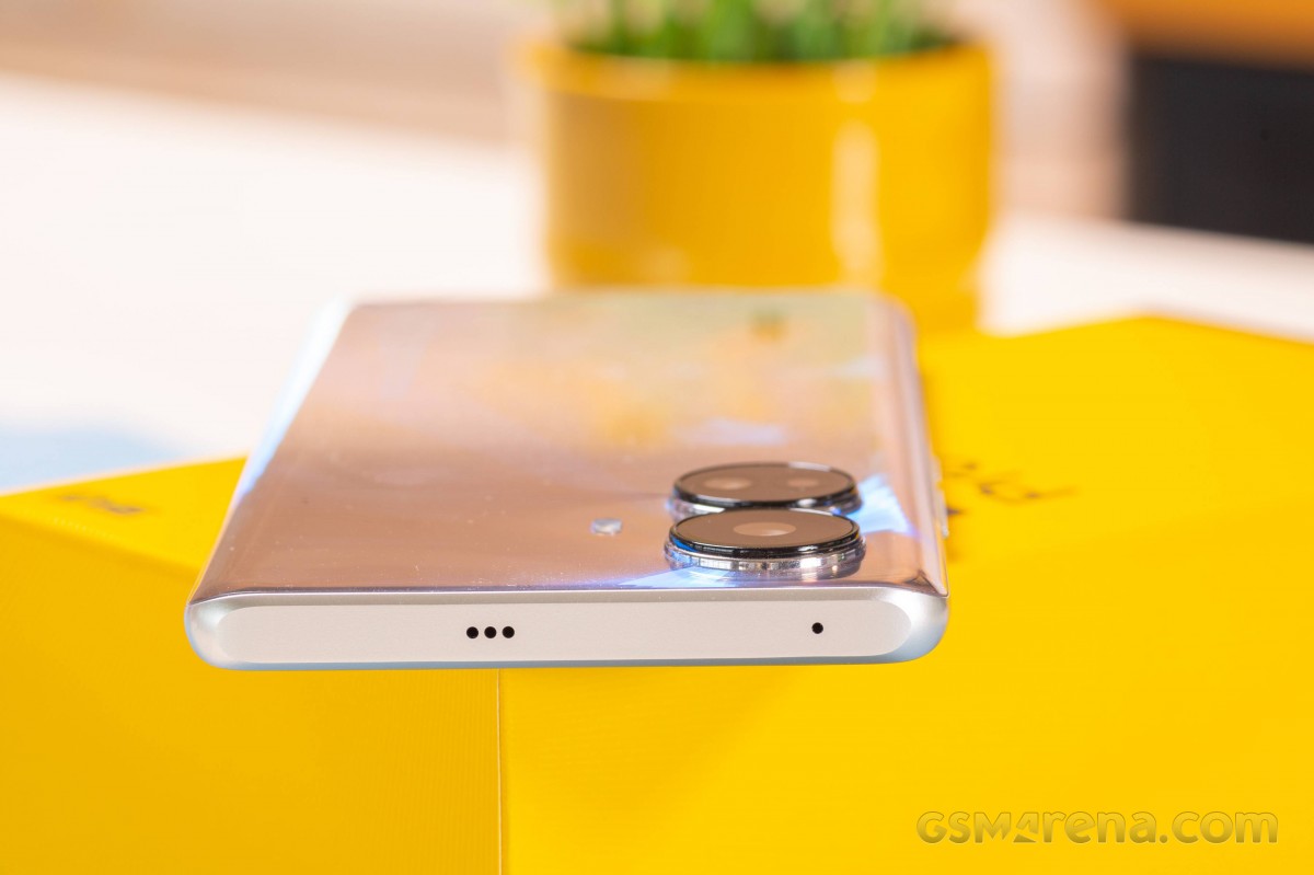 realme 10 pro plus  8GB/128GB Gold ケース&フィルム付き 極美品 realme 10 pro plus 8GB/128GB Gold ケース&フィルム付き 極美品