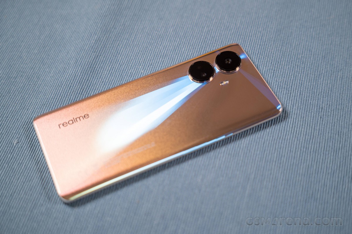 realme 10 pro plus  8GB/128GB Gold ケース&フィルム付き 極美品 realme 10 pro plus 8GB/128GB Gold ケース&フィルム付き 極美品