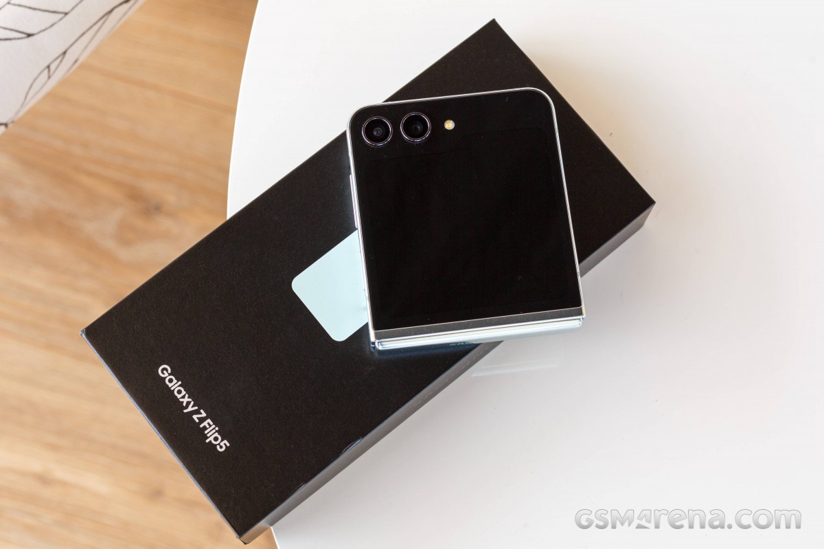 Galaxy Z flip5（箱あり） Galaxy Z Flip5 256GB docomo版SIMフリー Amazon.com: SAMSUNG Galaxy