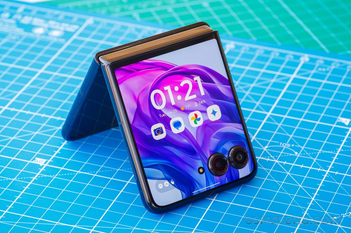 Motorola Razr 50 Ultra/razr+ (2024) review: Lab tests - display