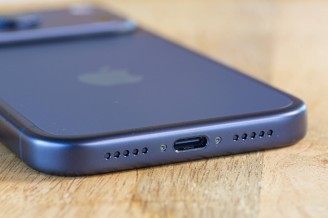 Bottom speaker - Apple iPhone 17 Pro review