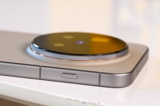 Shortcut button on the left - vivo X300 Pro review